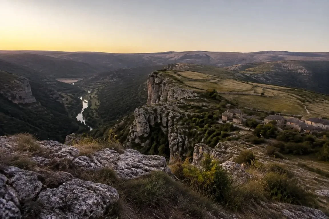 La lozère, paysage de plateaux, rivières et villages dispersés au lever du jour