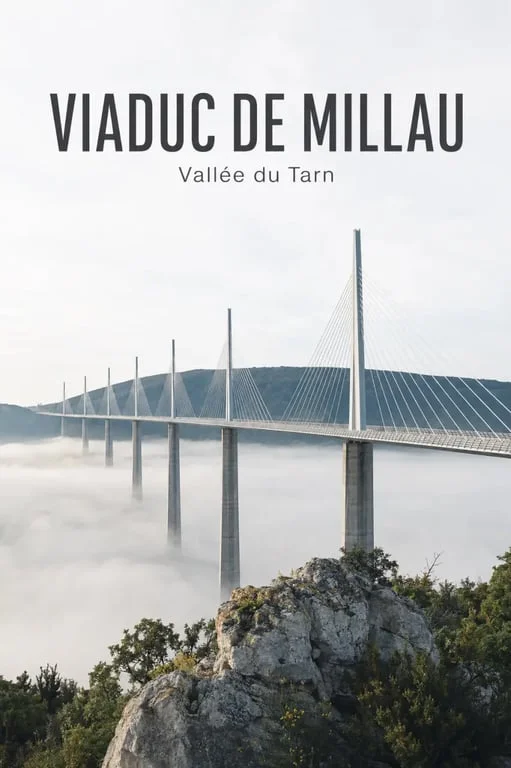 Guide aveyron : le viaduc de Millau et la vallée du Tarn vus depuis un belvédère